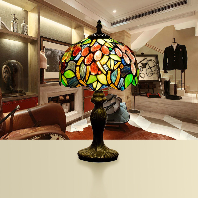 Tiffany Style Scalloped Edged Accent Lamp Stained Glass 1 Light Stunning Accent Table Lamp in Green Clearhalo 'Lamps' 'Table Lamps' Lighting' 182369