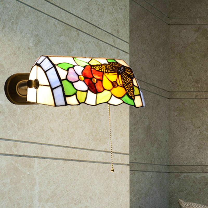 Banker Wall Light with Pull Switch Traditional Style Stained Glass Flower Sconce Light in Brass Beige Clearhalo 'Industrial' 'Middle century wall lights' 'Tiffany wall lights' 'Tiffany' 'Wall Lamps & Sconces' 'Wall Lights' Lighting' 253694