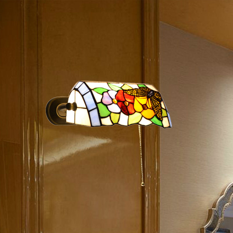 Banker Wall Light with Pull Switch Traditional Style Stained Glass Flower Sconce Light in Brass Clearhalo 'Industrial' 'Middle century wall lights' 'Tiffany wall lights' 'Tiffany' 'Wall Lamps & Sconces' 'Wall Lights' Lighting' 253695