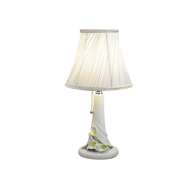 1 Head Bell Night Light Countryside White Fabric Nightstand Lamp with Calla Lily Resin Base, Pull Chain Clearhalo 'Lamps' 'Table Lamps' Lighting' 784483