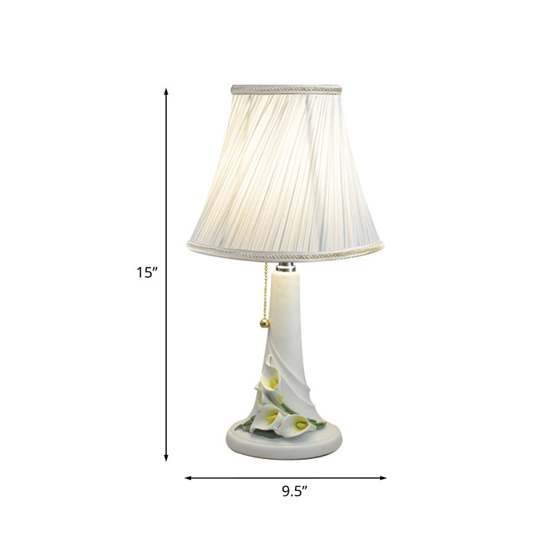 1 Head Bell Night Light Countryside White Fabric Nightstand Lamp with Calla Lily Resin Base, Pull Chain Clearhalo 'Lamps' 'Table Lamps' Lighting' 784484